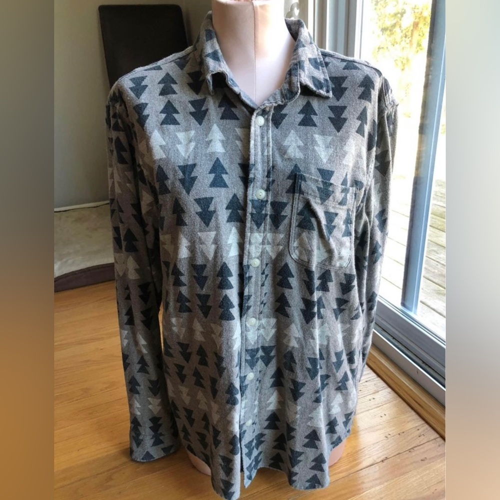 Men’s Gap shirt